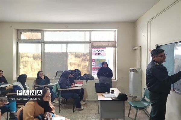 اهدای لباس و تجهیزات ورزشی به دانش‌آموزان پسر دبیرستان شهید حاج مصطفی خمینی به‌مناسبت میلاد حضرت علی (ع) و روز پدر