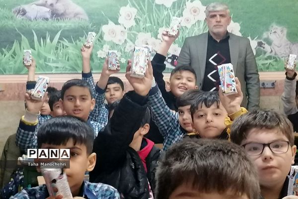 توزیع شیر در آموزشگاه علامه طباطبایی شهرستان پیشوا