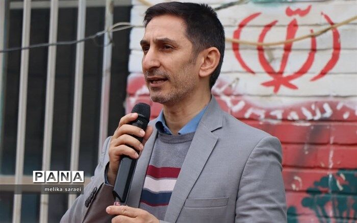 پدر شادی و برکت را به کانون گرم خانواده می‌بخشد
