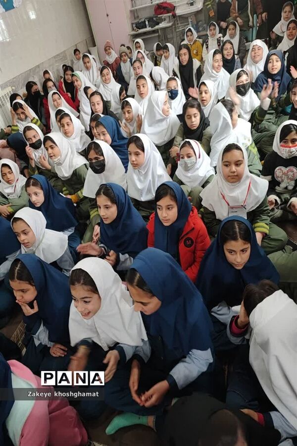 برگزاری جشن میلاد حضرت علی (ع) و روز پدر در مدرسه شهید خاقانی شهرستان شیروان