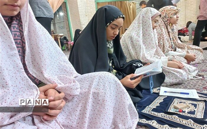 دانش‌آموزان معتکف دزفولی از احساس معنویت و حضور در اعتکاف می‌گویند/ فیلم