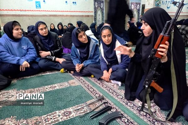 جلسه آموزشی کار با اسلحه ویژه دانش‌آموزان بهارستان۲