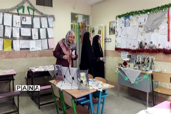 نمایشگاه یادواره شهیدان در دبستان شهید اندرزگو منطقه ۱۳