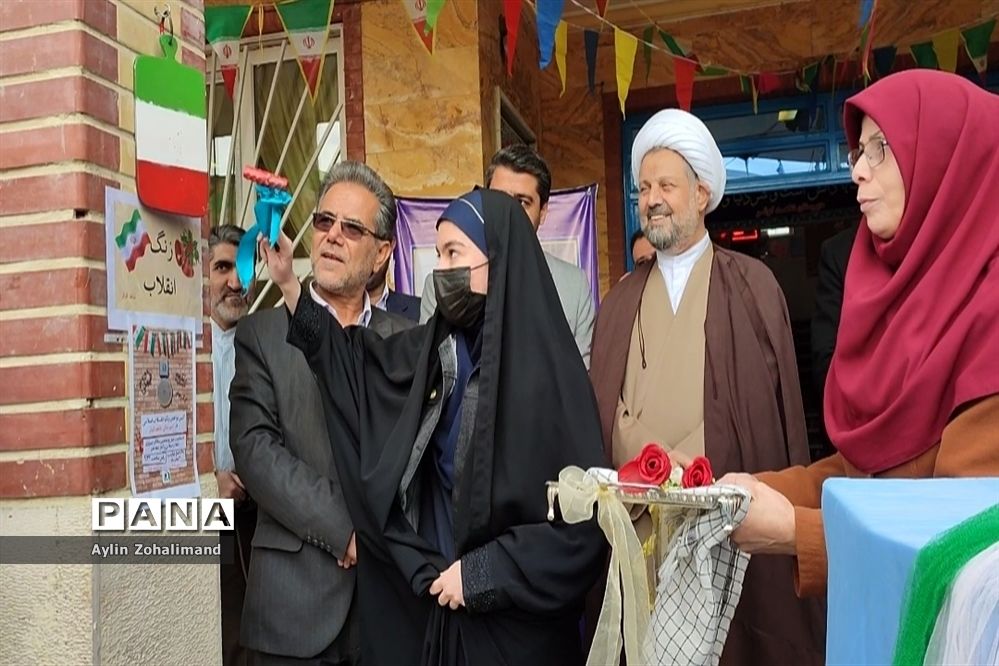 نواختن زنگ انقلاب در دبیرستان شاهد کوثر شهرستان رباط کریم