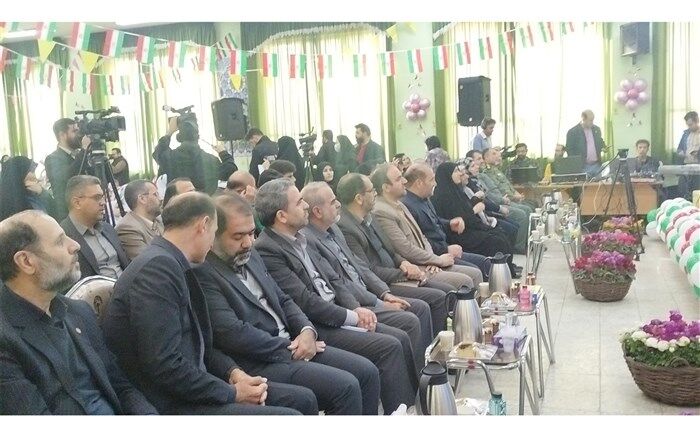 زنگ استانی انقلاب اسلامی در دبستان حورا اصفهان به صدا در آمد