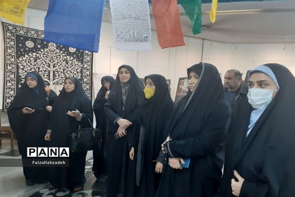 بازدیدمعاونین و مربیان پرورشی منطقه ۱۳ از نمایشگاه معنویت در اسارت