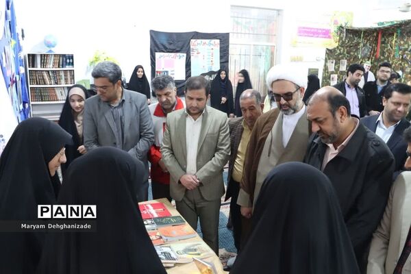 افتتاح نمایشگاه مدرسه انقلاب در مهریز