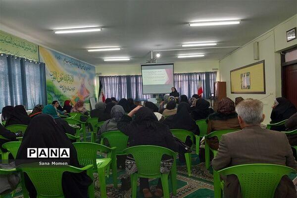 جلسه آموزش خانواده وآسیب های اجتماعی دردبستان افشار نژاد ۲