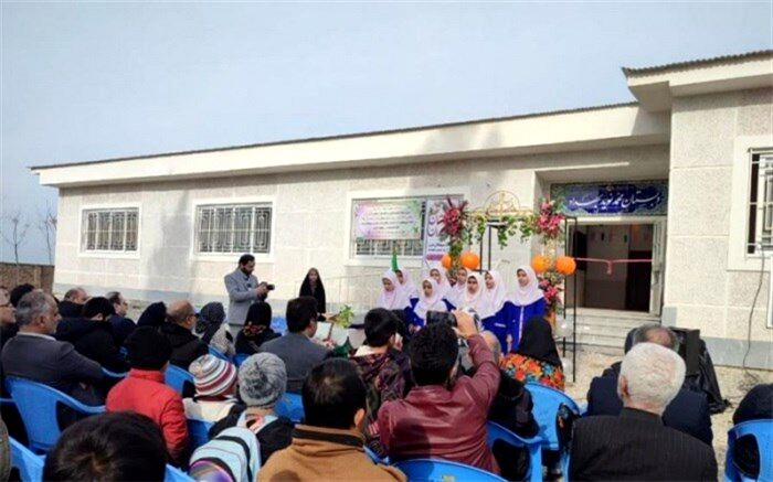 پدر و مادر زنده‌یاد بهداد به یاد پسرشان دل ۳۰۰ دانش‌آموز روستا را شاد کردند