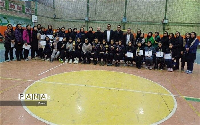 تیم دختران هشترود مقام اول رقابت های بدمینتون دانش آموزان را کسب کرد