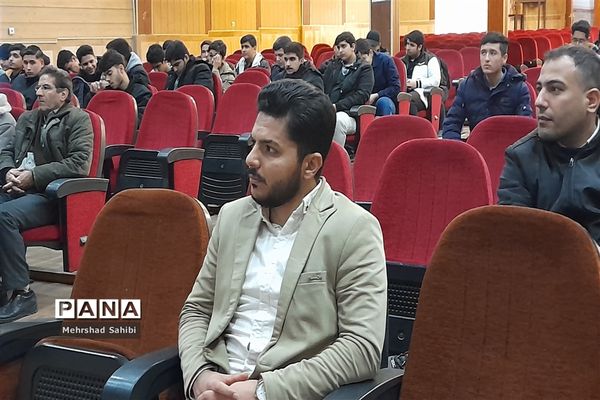 حضور دانش‌آموزان پسر دوره متوسطه دوم شهرستان ملارد در مسابقات قرآنی