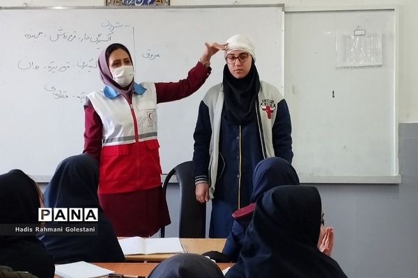 آموزش اصول امدادگردی در مدرسه  نور هدایت شهریار