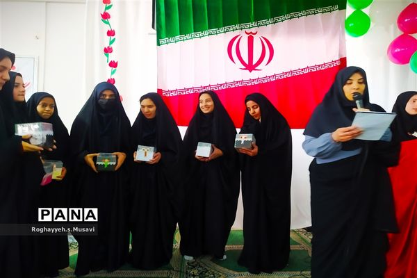 تقدیر از دانش آموزان و دبیران فعال نماز دبیرستان سید احمد فاتحی ۲ قم