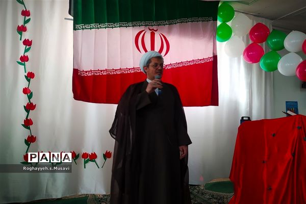 تقدیر از دانش آموزان و دبیران فعال نماز دبیرستان سید احمد فاتحی ۲ قم