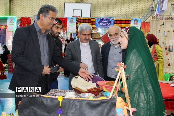 نمایشگاه اقوام دانشجو معلمان دختر سراسر کشور در بوشهر