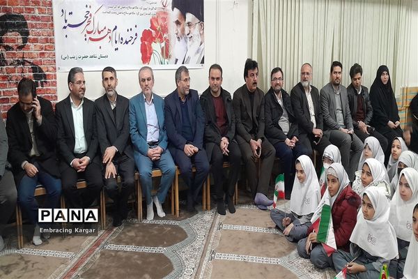 مدرسه شاهد حضرت زینب (س) آغاز دهه فجر را جشن گرفتند