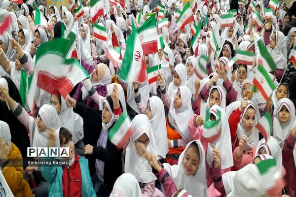 مدرسه شاهد حضرت زینب (س) آغاز دهه فجر را جشن گرفتند