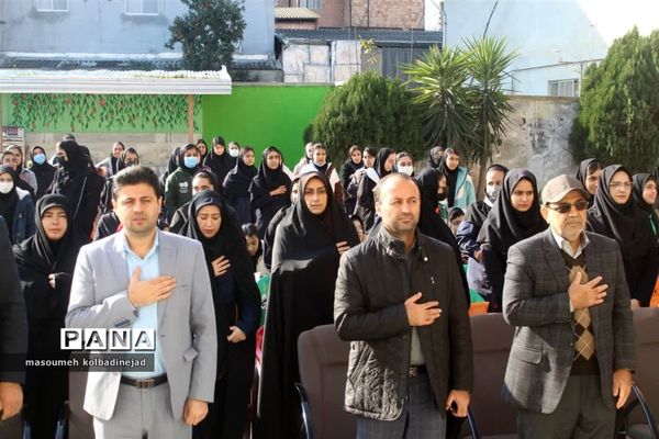 نواختن زنگ انقلاب در دبیرستان توحید گلوگاه