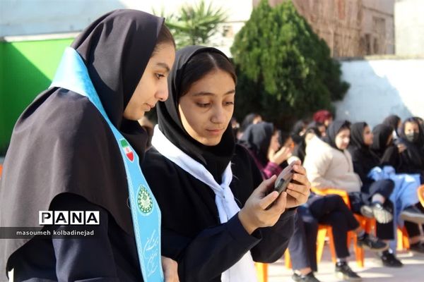 نواختن زنگ انقلاب در دبیرستان توحید گلوگاه