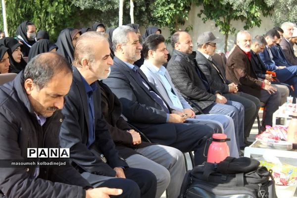 نواختن زنگ انقلاب در دبیرستان توحید گلوگاه