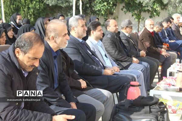 نواختن زنگ انقلاب در دبیرستان توحید گلوگاه