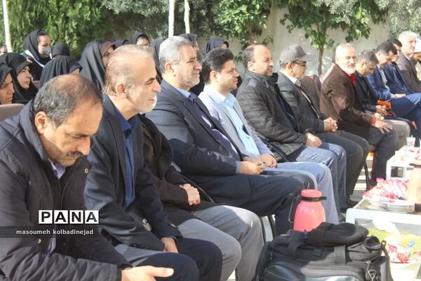 نواختن زنگ انقلاب در دبیرستان توحید گلوگاه