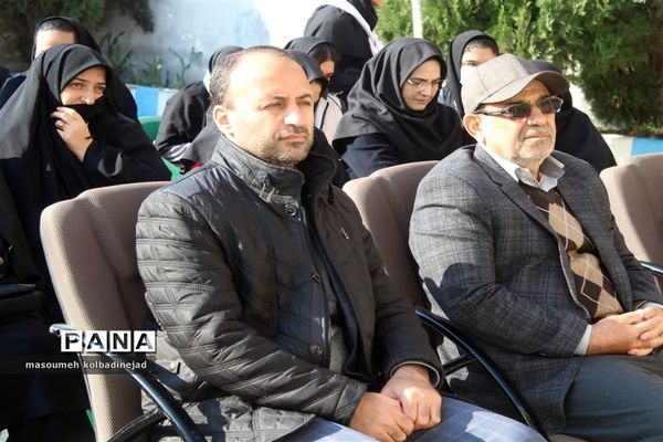 نواختن زنگ انقلاب در دبیرستان توحید گلوگاه