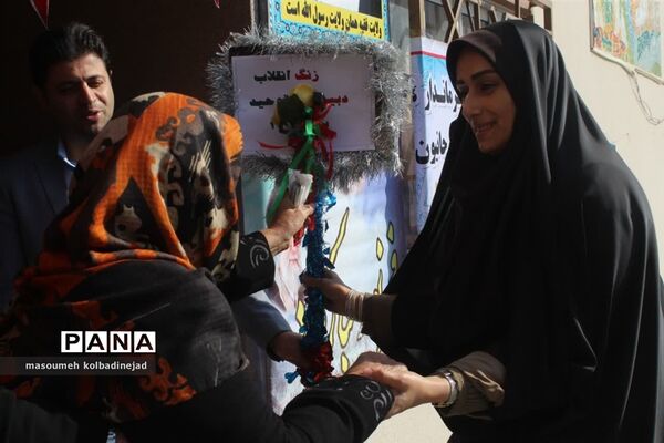 نواختن زنگ انقلاب در دبیرستان توحید گلوگاه