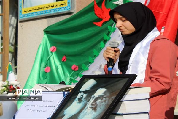 نواختن زنگ انقلاب در دبیرستان توحید گلوگاه