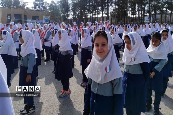 برگزاری مراسم نمادین زنگ انقلاب در منطقه امامزاده بادرود