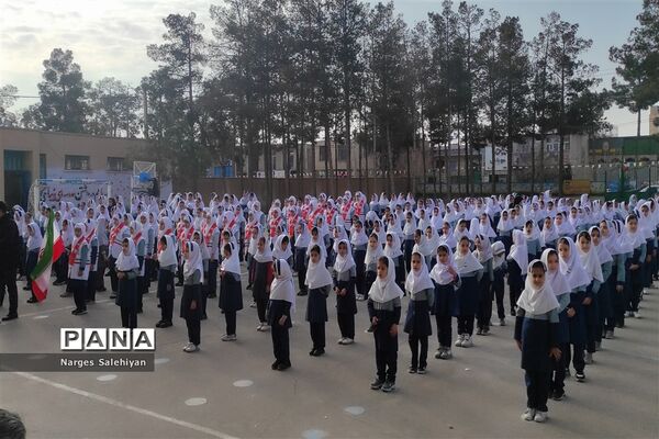 برگزاری مراسم نمادین زنگ انقلاب در منطقه امامزاده بادرود