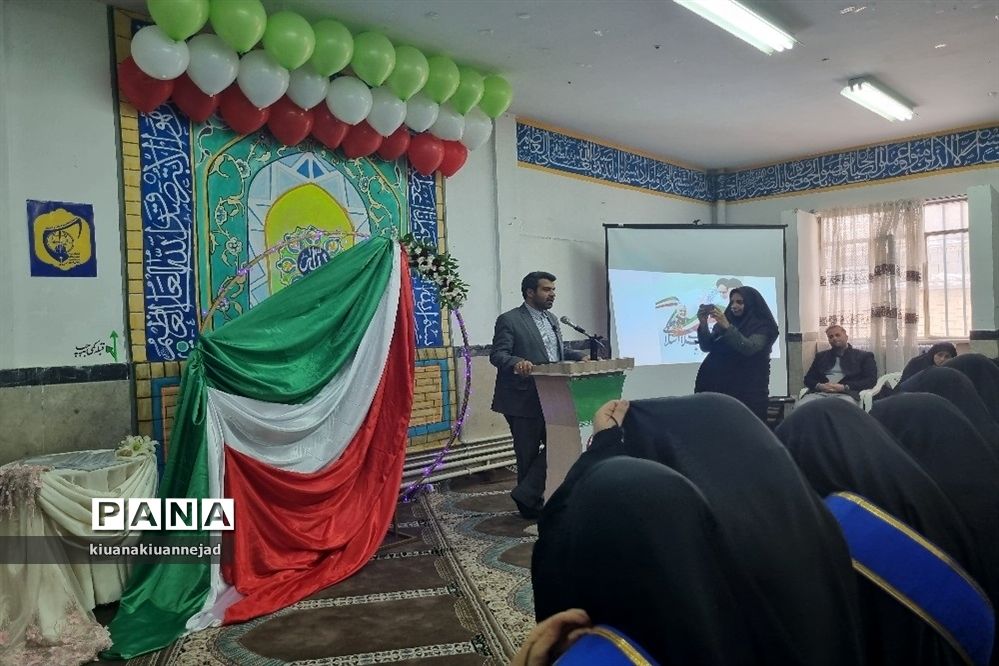 مراسم سالگرد انقلاب اسلامی و نواختن زنگ انقلاب در مدارس شهرستان فیروزکوه