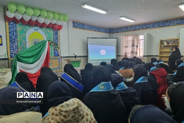 مراسم سالگرد انقلاب اسلامی و نواختن زنگ انقلاب در مدارس شهرستان فیروزکوه