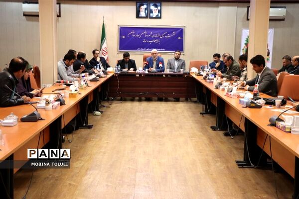 نشست صمیمی فرماندار شهرستان بهارستان با اصحاب رسانه