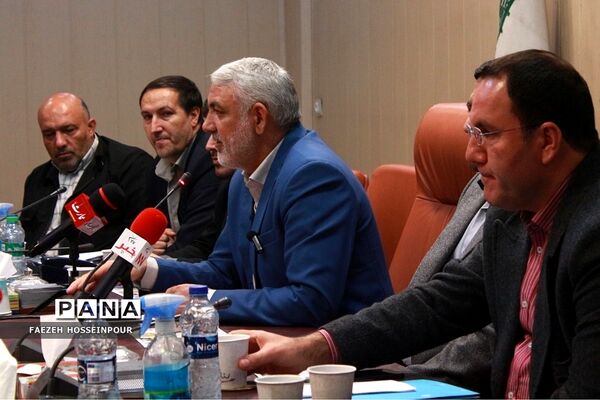 نشست صمیمی فرماندار شهرستان بهارستان با اصحاب رسانه