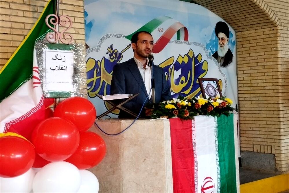 طنین زنگ انقلاب در حاجی آباد