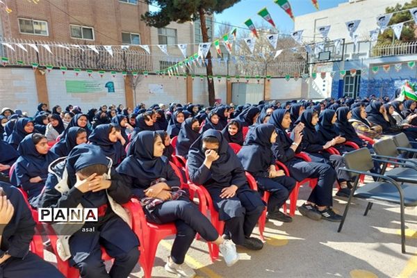 نواخته شدن زنگ انقلاب در دبیرستان دخترانه  خدیجه کبری( س)