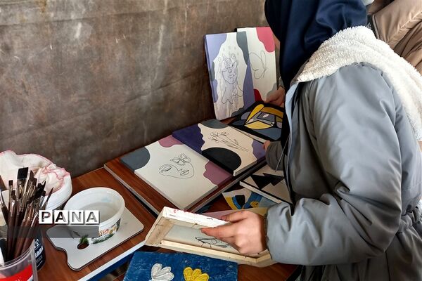 نمایشگاه هنر، با استقبال دانش‌آموزان مدرسه هیأت امنایی فرزانگان شهرستان ملارد