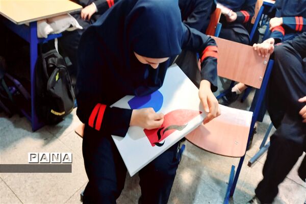 نمایشگاه هنر، با استقبال دانش‌آموزان مدرسه هیأت امنایی فرزانگان شهرستان ملارد