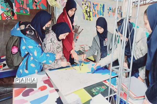 نمایشگاه هنر، با استقبال دانش‌آموزان مدرسه هیأت امنایی فرزانگان شهرستان ملارد