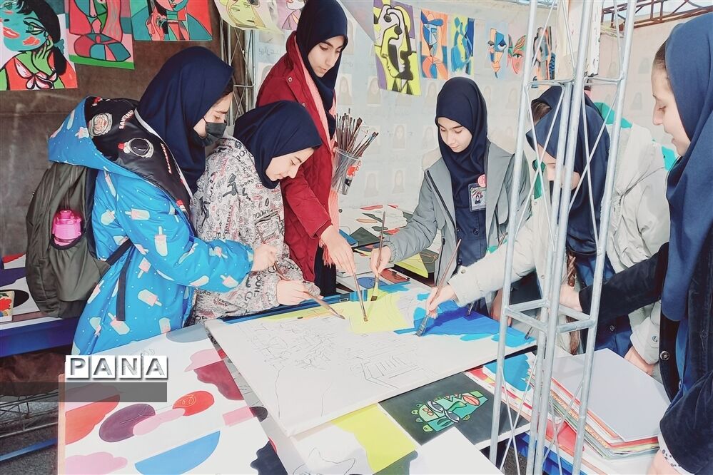 نمایشگاه هنر، با استقبال دانش‌آموزان مدرسه هیأت امنایی فرزانگان شهرستان ملارد