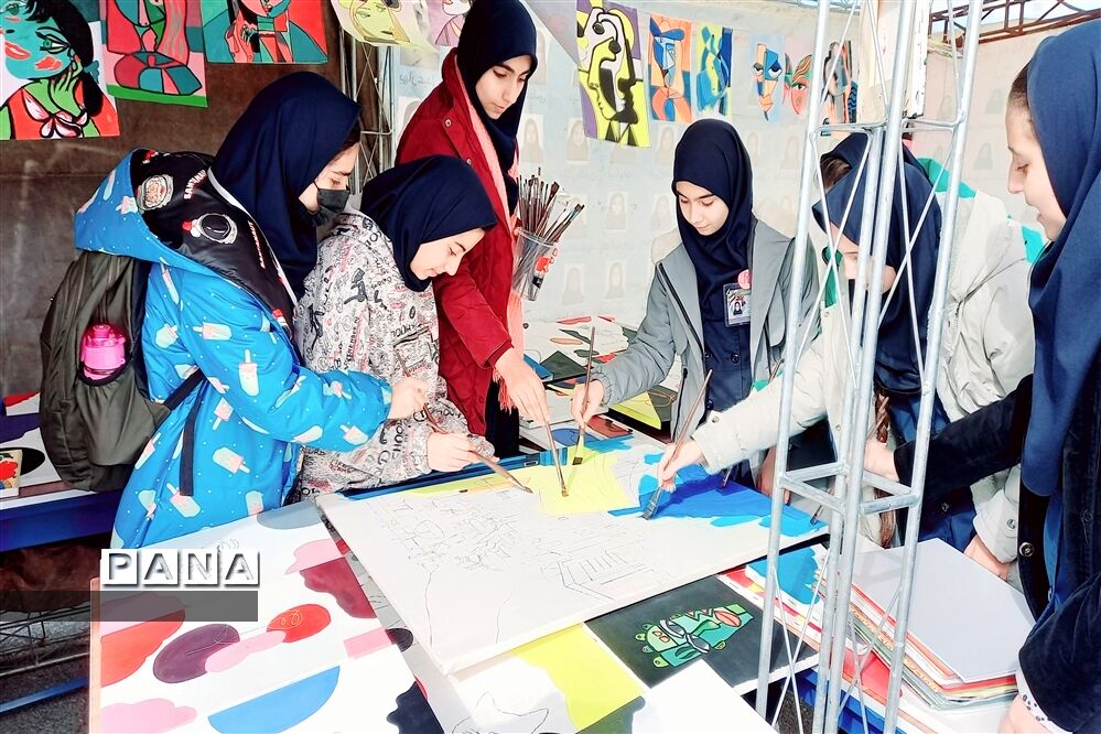 نمایشگاه هنر، با استقبال دانش‌آموزان مدرسه هیأت امنایی فرزانگان شهرستان ملارد