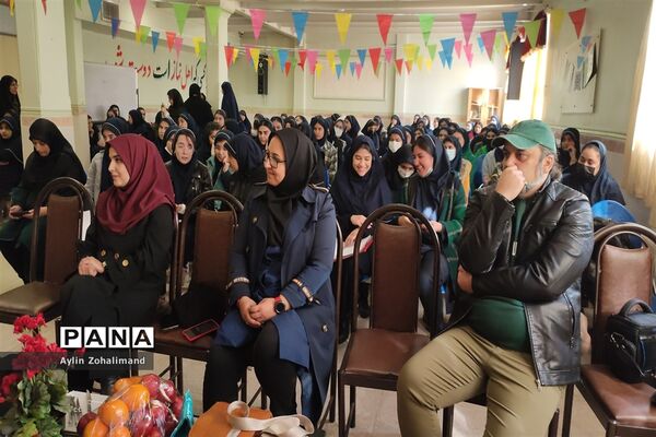 نشست ادبی در دبیرستان شاهد کوثر شهرستان رباط کریم