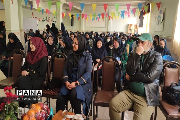 نشست ادبی در دبیرستان شاهد کوثر شهرستان رباط کریم