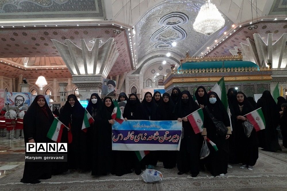 حضور دانش‌آموزان ناحیه دو شهرری در مرقد امام خمینی(ره) به مناسبت آغاز دهه مبارک فجر