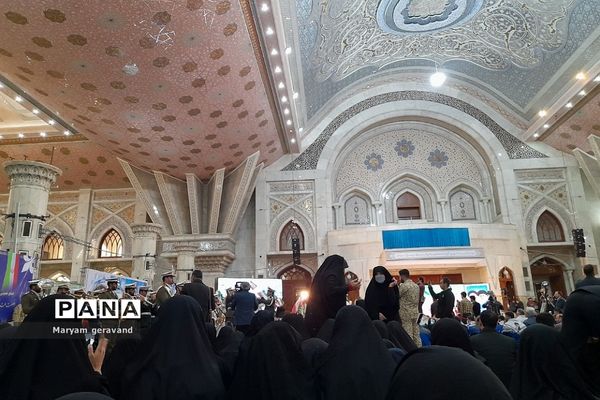 حضور دانش‌آموزان ناحیه دو شهرری در مرقد امام خمینی(ره) به مناسبت آغاز دهه مبارک فجر