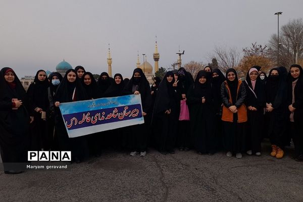 حضور دانش‌آموزان ناحیه دو شهرری در مرقد امام خمینی(ره) به مناسبت آغاز دهه مبارک فجر