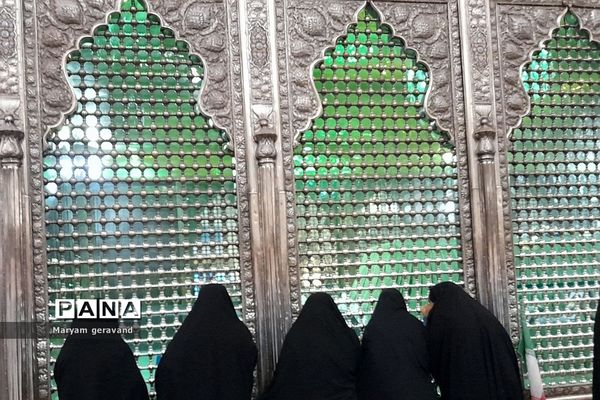 حضور دانش‌آموزان ناحیه دو شهرری در مرقد امام خمینی(ره) به مناسبت آغاز دهه مبارک فجر