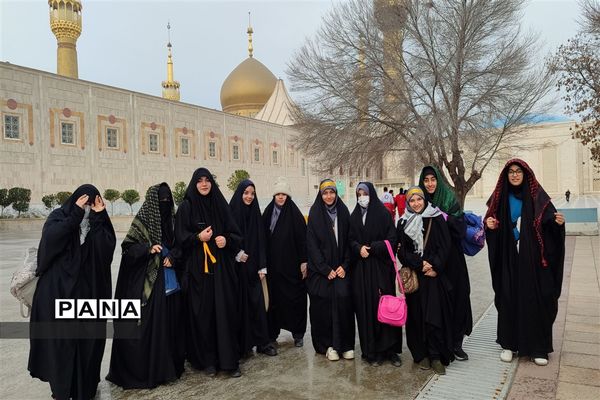 تجدید میثاق دانش آموزان و فرهنگیان منطقه ۵ با امام و آرمان‌های انقلاب