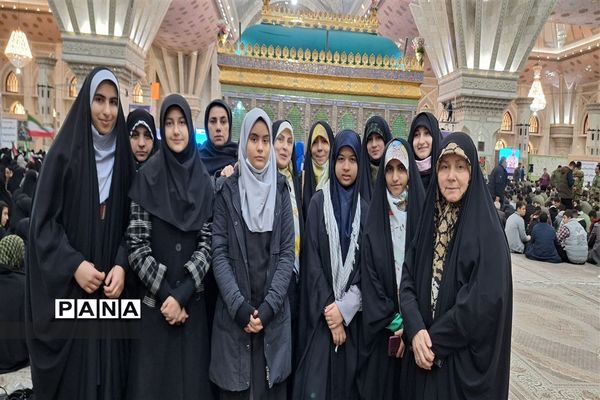 تجدید میثاق دانش آموزان و فرهنگیان منطقه ۵ با امام و آرمان‌های انقلاب